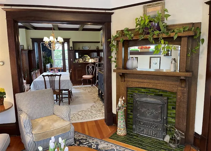 Fisher House Victoria Bed And Breakfast