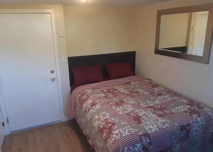 5 Beds 3 Full Bathrooms 3 Bedrooms, Quiet Day & Night, 15 Minutes Walk To 2 Beaches, Large Guest Yard, Kids Gym & Games, 4Tvs, Breakfast, Workstation, Laundry, Kitchen